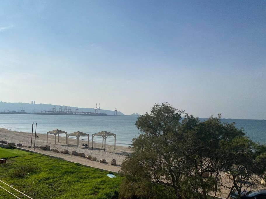 Cozy Apartment On The Beach Haifa Exterior photo
